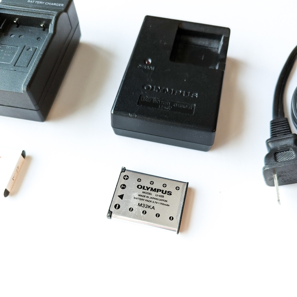 Olympus Charger & Accessory Bundle - Picture 2 of 4